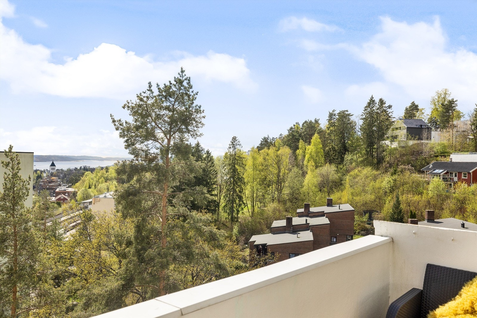 Denne leiligheten er ypperlig for deg som ønsker å bo i et veletablert og grønt område - tilbaketrukket fra det hektiske bylivet! Galleribilde