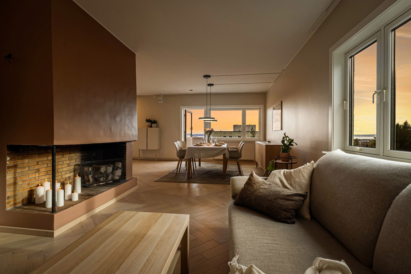 Rommets utforming i L-vinkel, gjør det enkelt å møblere i ulike soner. Foto: Trond Walsø / Walso Work Galleribilde