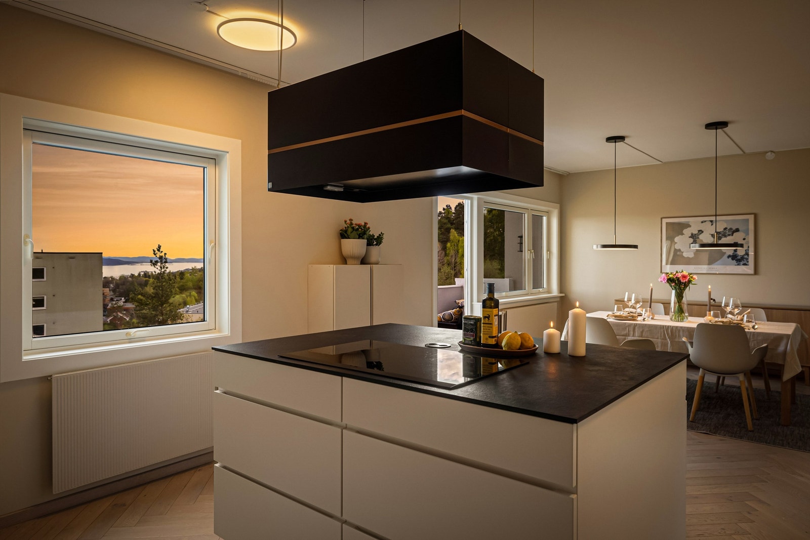 Kvik kjøkkeninnredning fra 2020, med integrerte hvitevarer. Foto: Trond Walsø / Walso Work Galleribilde