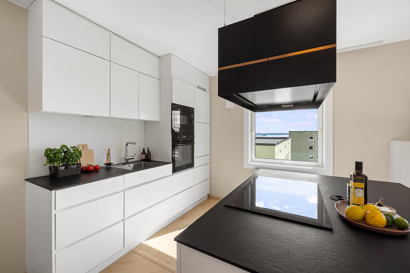 Automatisk vannstopper med fuktsensor under oppvaskkum, og komfyrvakt over platetopp. Galleribilde