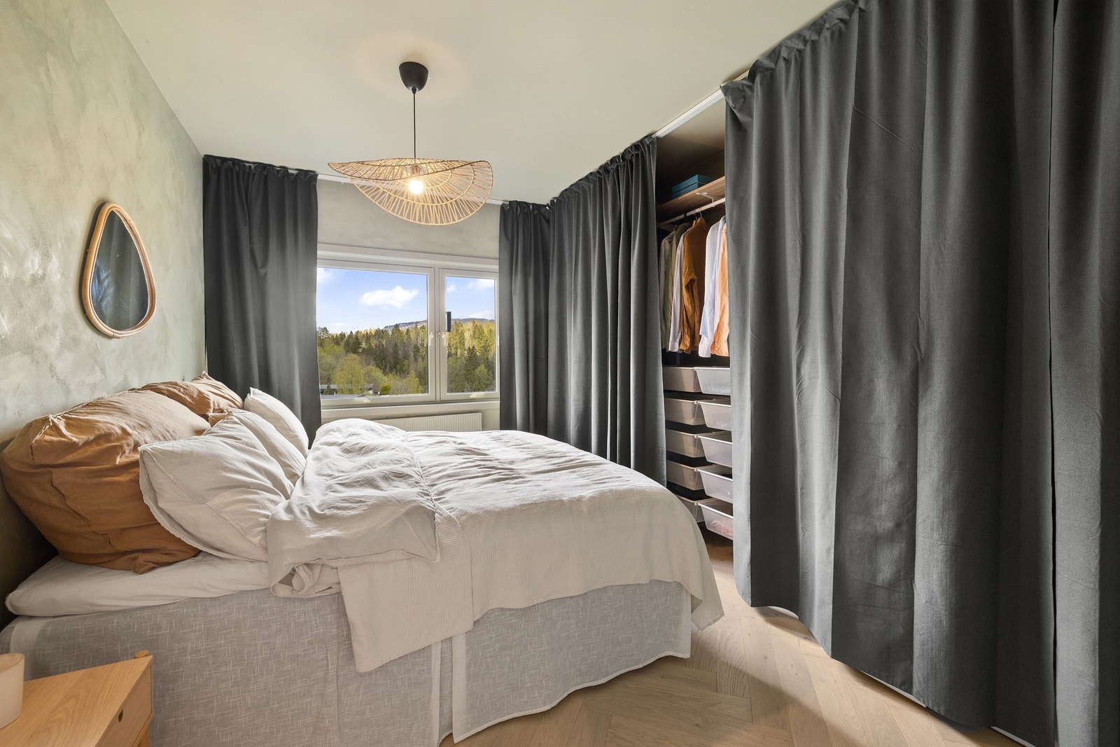 Hovedsoverommet har god plass til dobbeltseng med tilhørende nattbord, og har garderobeinnredning med forheng. Galleribilde