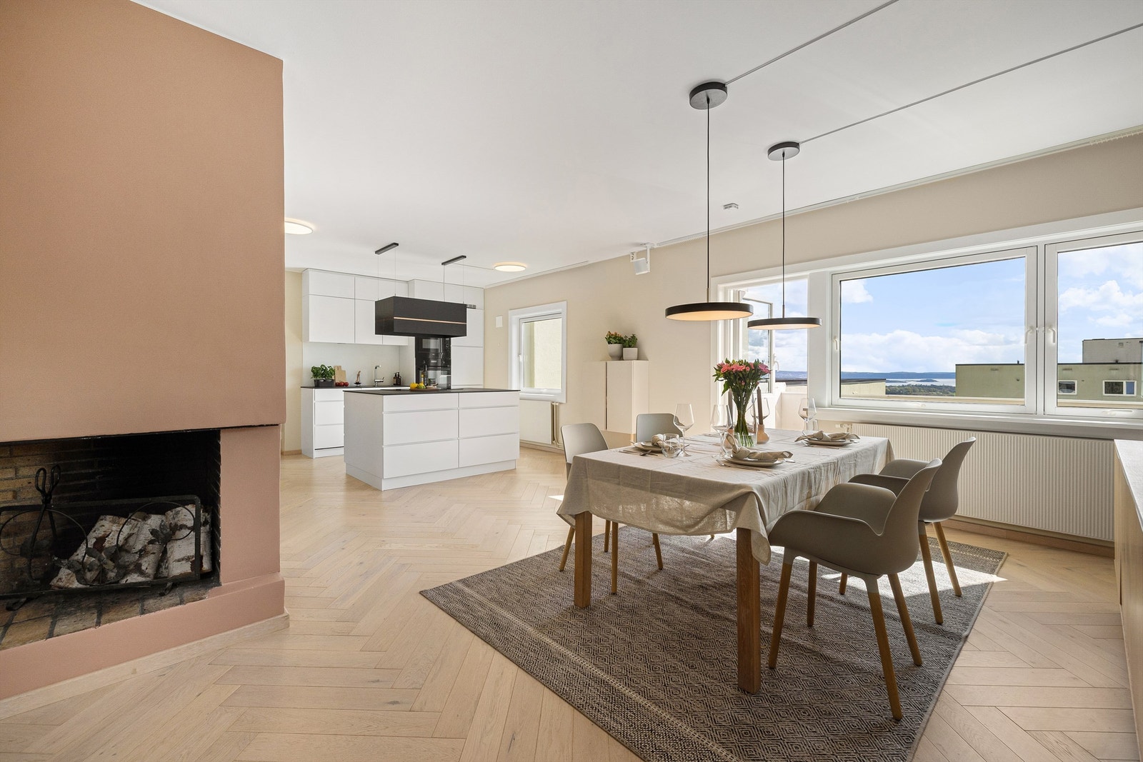 Gulvflater belagt med en-stavs parkett i fiskebensmønster. Galleribilde