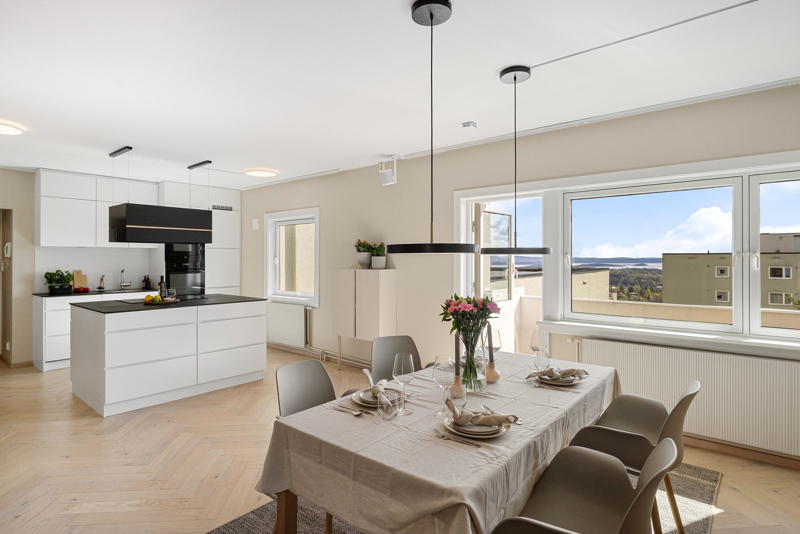 Store vindusflater gir godt med naturlig lysinnslipp. Galleribilde