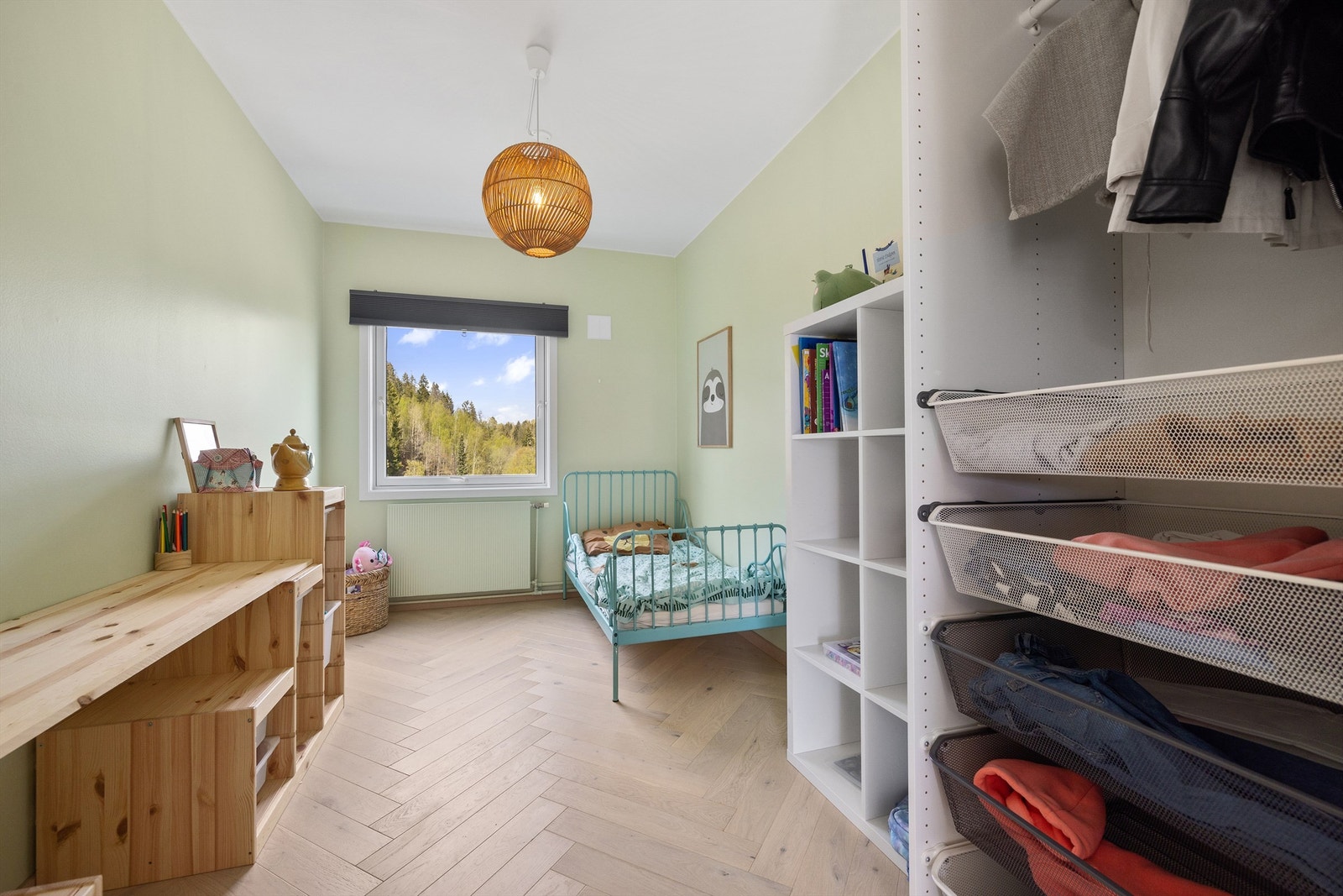 Soverom 2 og 3 er av tilnærmet like god størrelse og har åpne garderobeskap - rommene passer ypperlig som barnerom, gjesterom eller hjemmekontor. Galleribilde