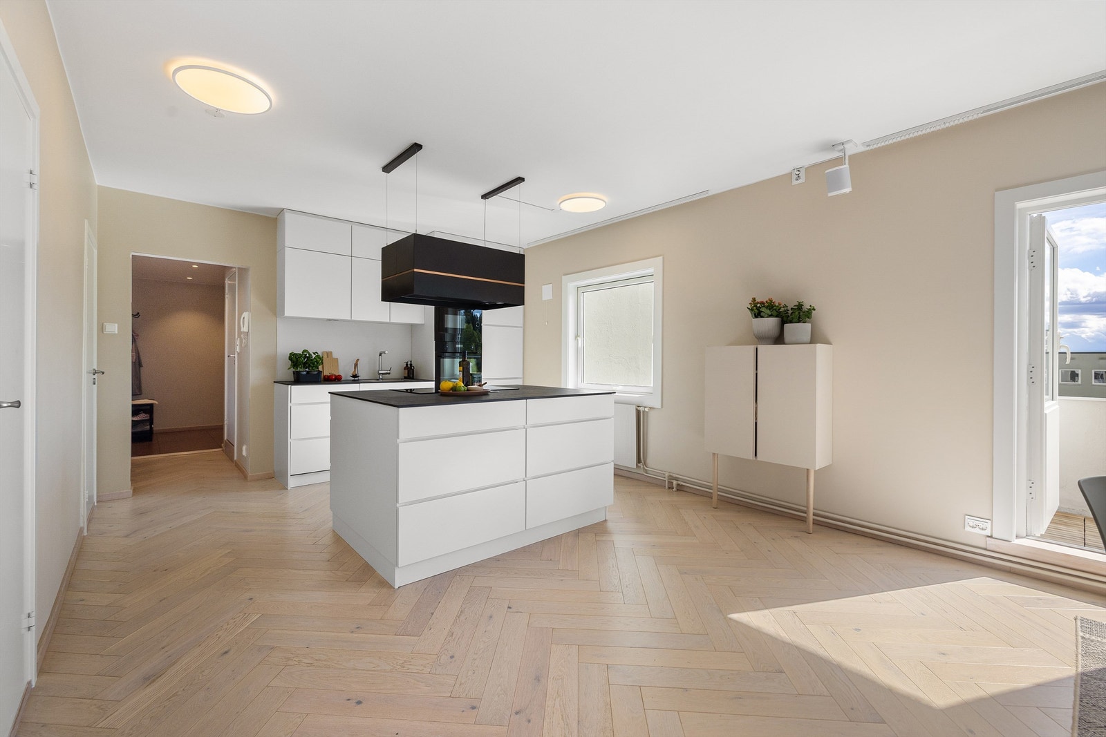 Kvik kjøkkeninnredning fra 2020, med glatte fronter og benkeplater av kompaktlaminat. Galleribilde