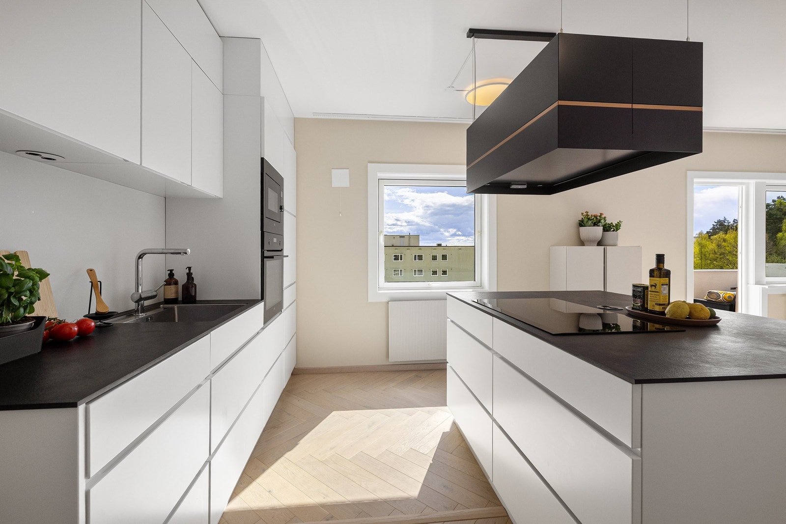 Integrerte hvitevarer medfølger; kjøleskap, oppvaskmaskin, stekeovn og nedfelt platetopp. Ventilator med kullfilter over platetopp. Galleribilde