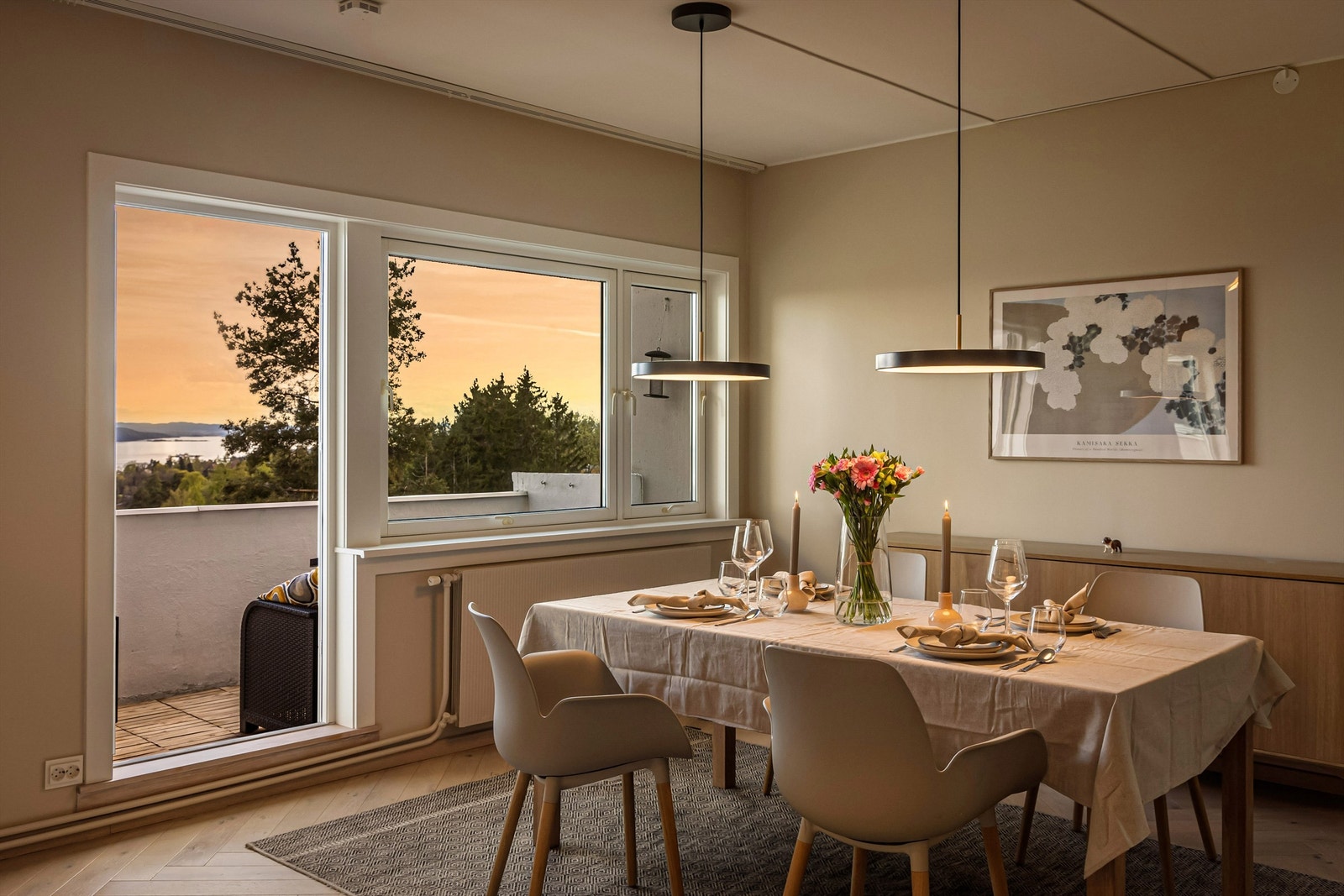 Her kan det dekkes til hyggelige middagsselskap. Foto: Trond Walsø / Walso Work Galleribilde