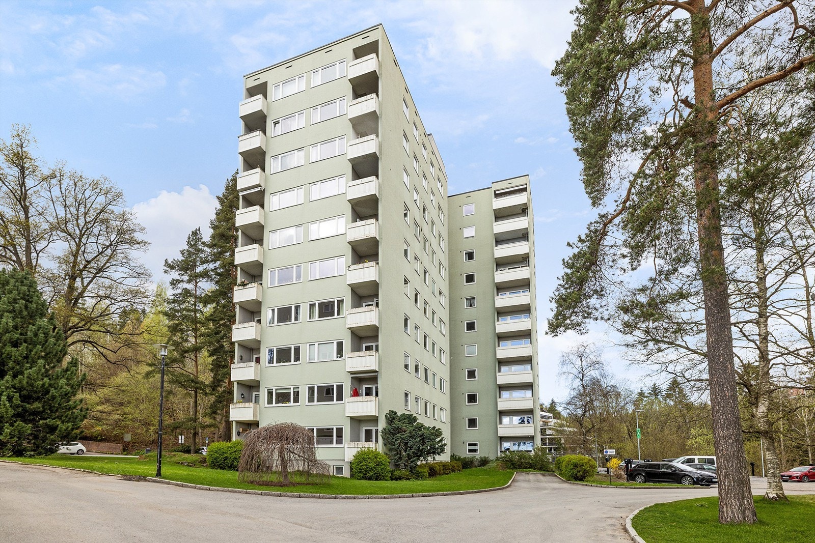 Leiligheten er tilknyttet Sameiet Ullernbyggene, som består av 118 boligseksjoner samt 1 vaktmesterleilighet. Galleribilde