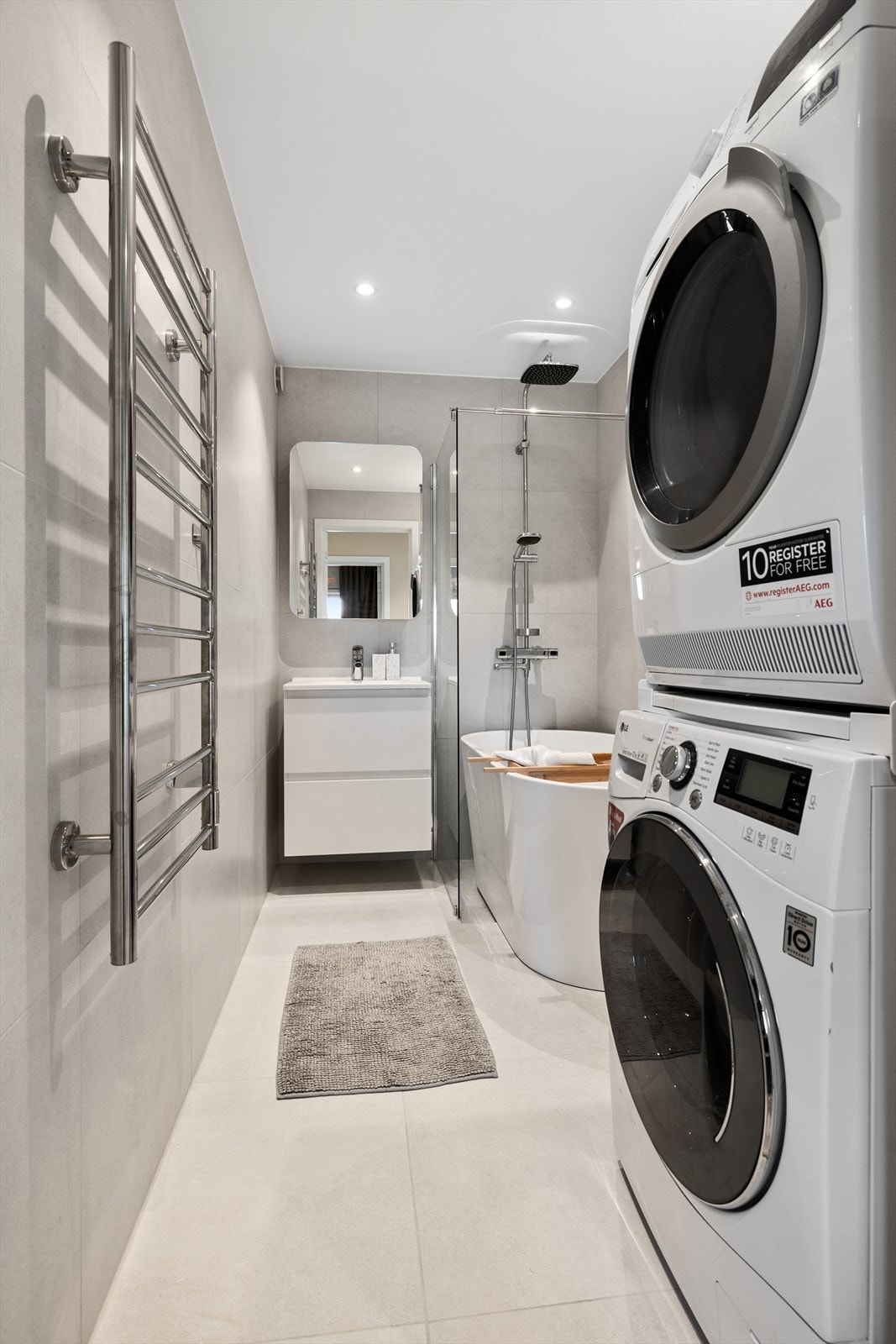 Fra entréen er det adkomst til delikat baderom fra 2022 - downlights og gulvvarme. Galleribilde