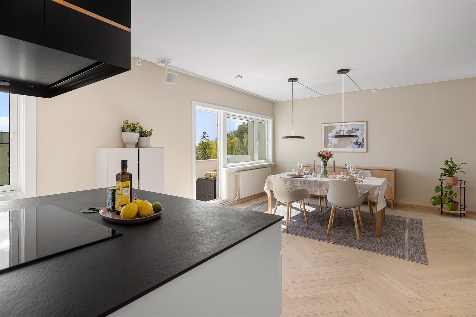 Åpen og sosial løsning, hvor kokken kan samhandle med gjestene. Galleribilde