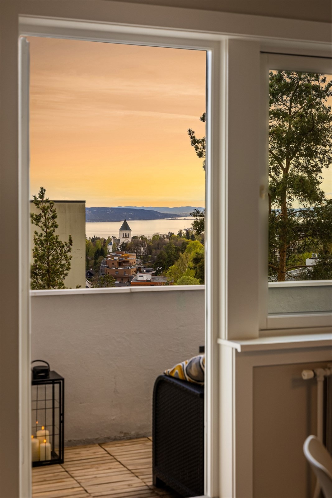 Fra stue/kjøkken er det utgang til solrik balkong på 5 kvm. Foto: Trond Walsø / Walso Work Galleribilde