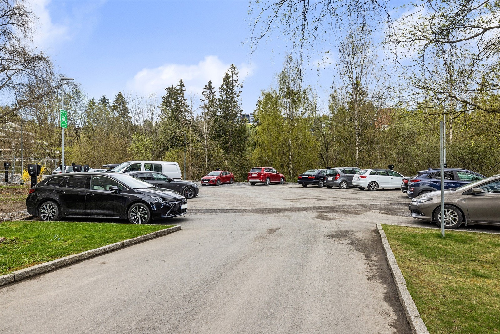 Sameiet har 38 gratis utendørs biloppstillingsplasser, med og uten elbil-ladere, hvor "førstemann-til-mølla"-prinsippet gjelder (parkeringsbevis må benyttes). Galleribilde