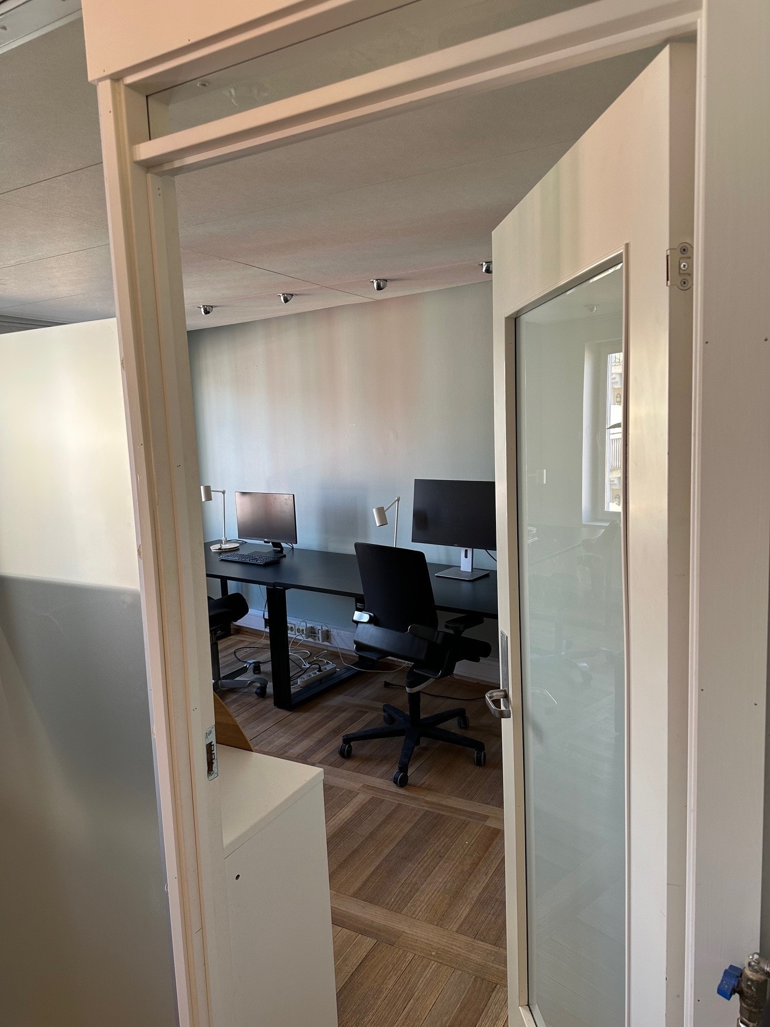 Inngang til kontor fra felles kontorlandskap Galleribilde