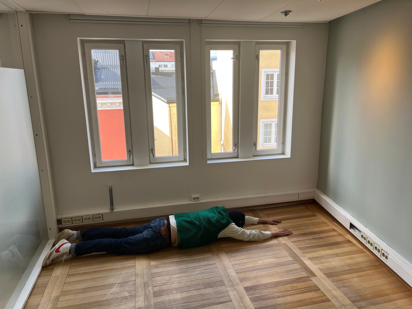 En mann på 1,90 viser bredden på rommet Galleribilde