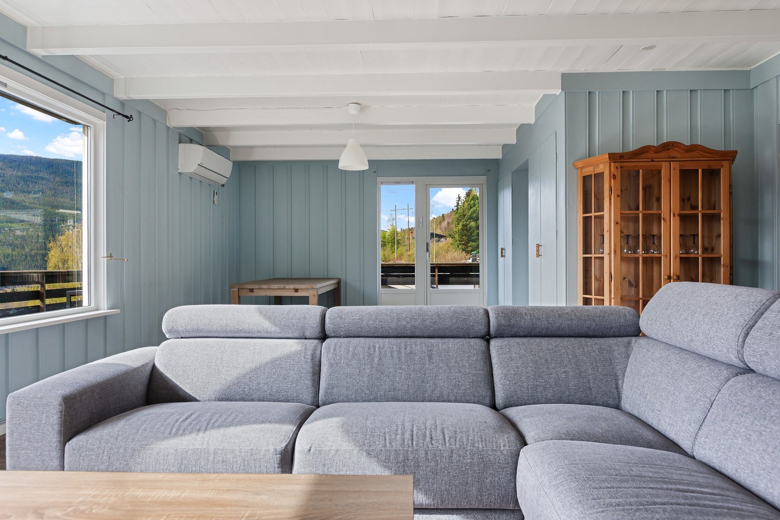 Boligen selges med møbler som vist på visning. Galleribilde