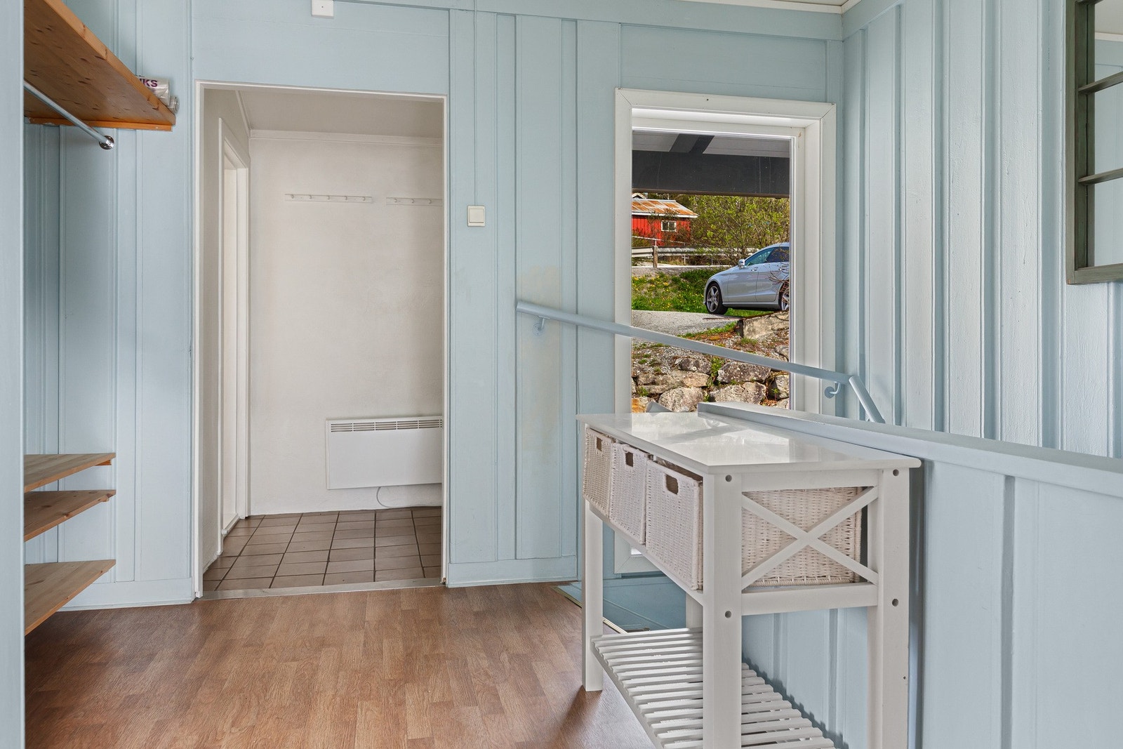 Velkommen inn! Entré og gang med god plass til å henge fra seg yttertøyet. Galleribilde