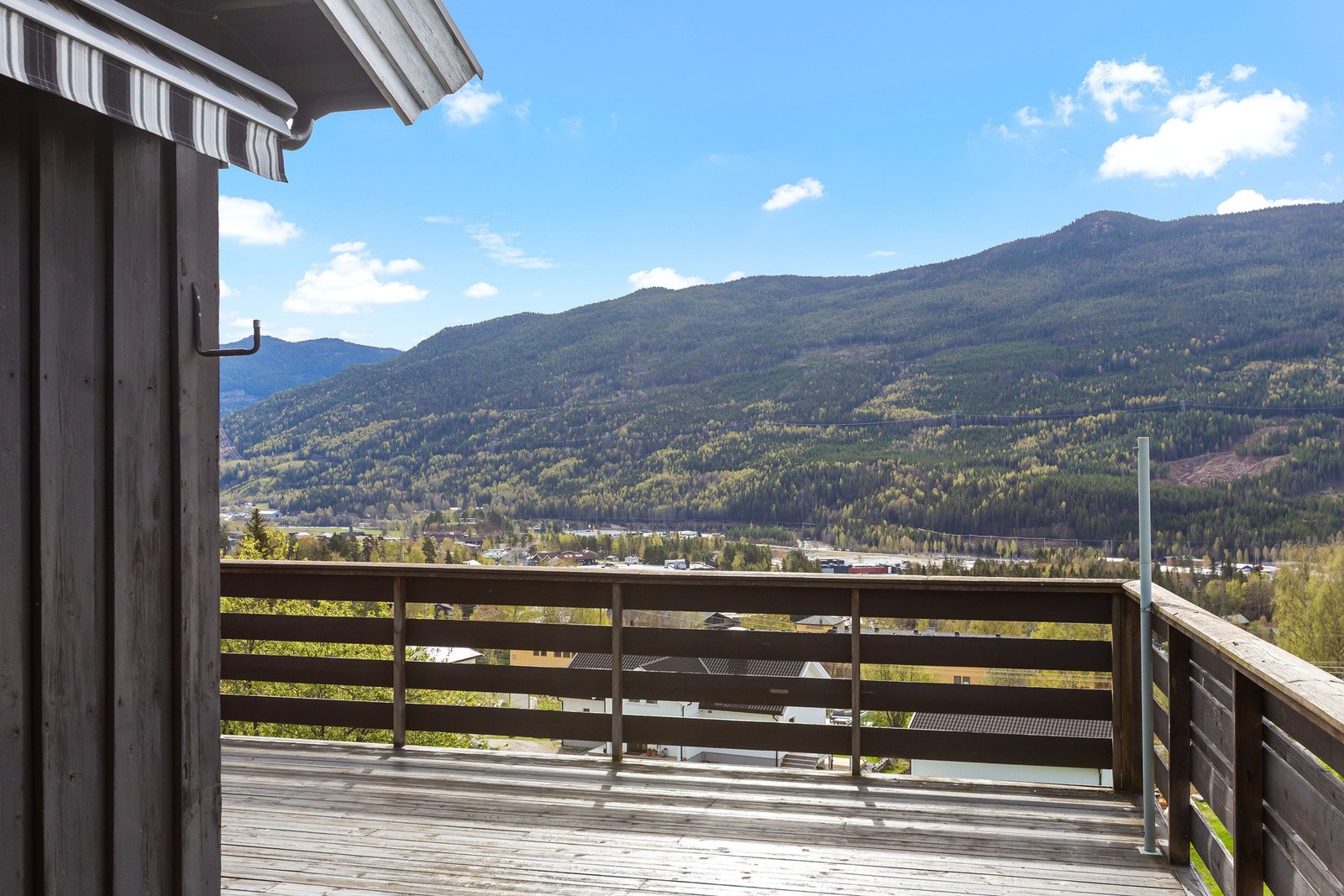 Fra stuen er det utgang til en solrik veranda. Galleribilde