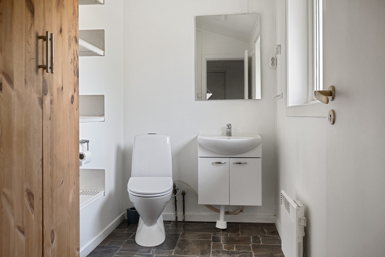 Praktisk toalettrom med inngang fra entréen. Galleribilde