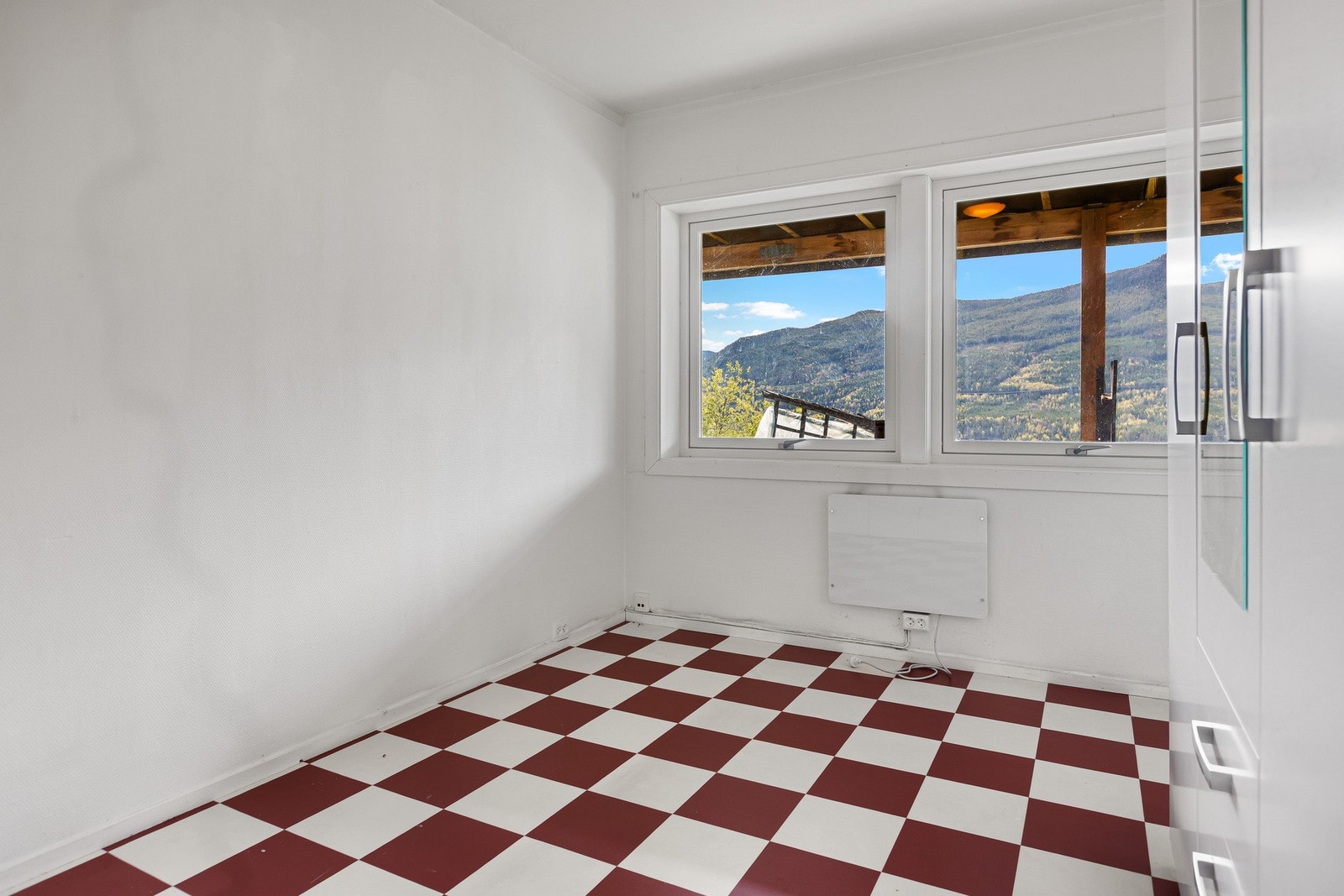 Soverom nr. 3 med egen utgang til hagen. Galleribilde