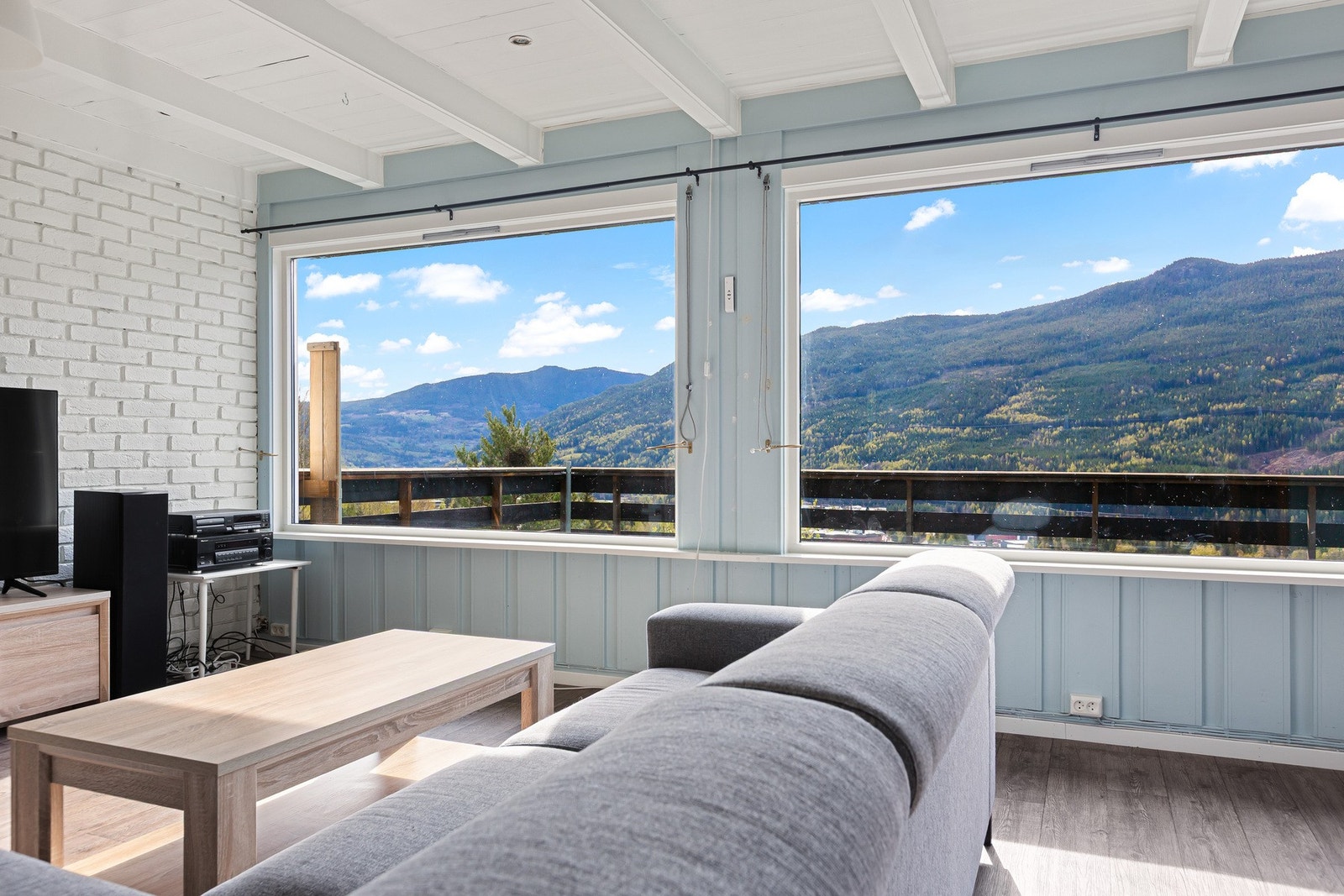 Stue med store vindusflater som slipper inn masse lys og fin utsikt! Galleribilde