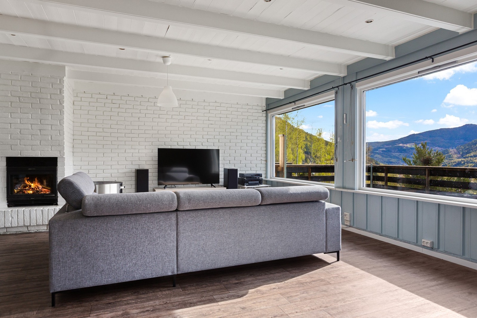 Pipen ble renovert og det ble satt inn ny peisinnsats i 2023. Galleribilde