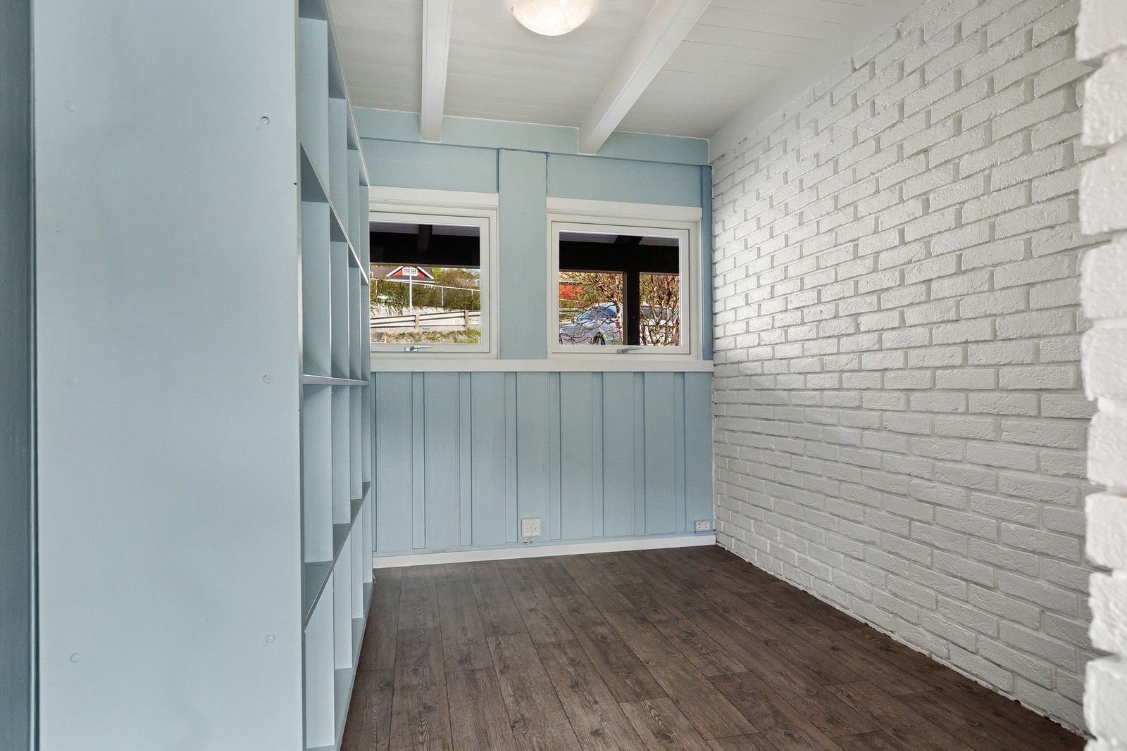 Disponibelt rom inn fra stuen med skyvedør, som kan benyttes som kontor, sovealkove eller som en forlengelse av stuen. Galleribilde