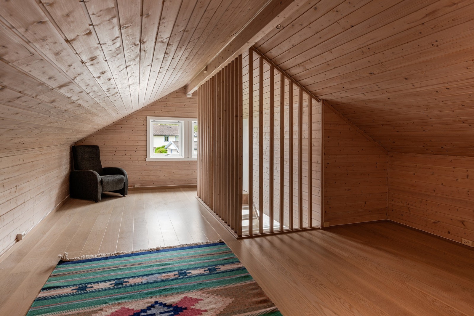 Loftstue 2.etasje med tilgang til lagring i kneloft Galleribilde