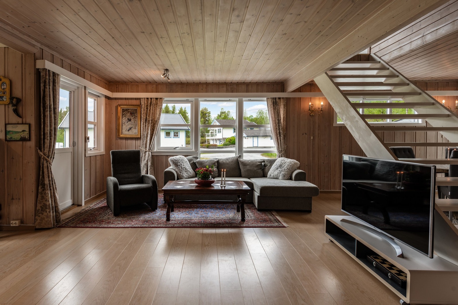 Stue med utgang til skiferterrasse/hage Galleribilde