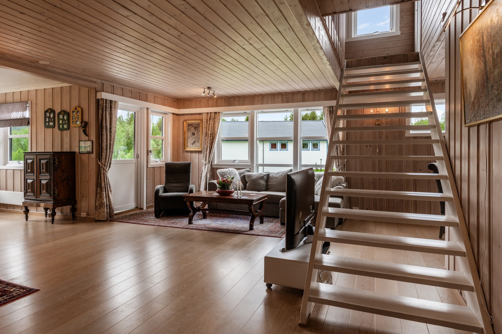 Trapp fra stue opp til 2.etasje Galleribilde