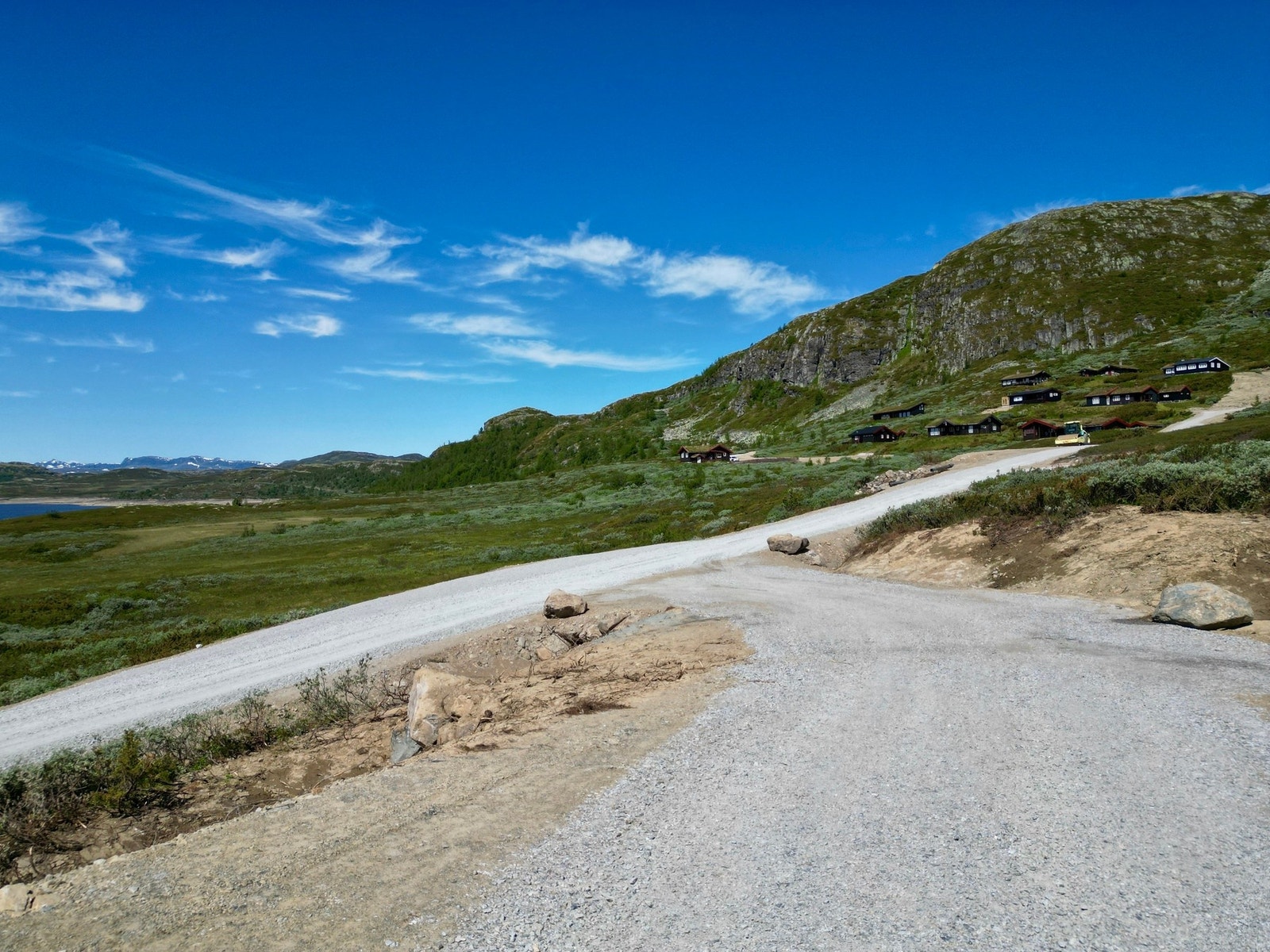 Veien er nylig oppgradert. Det vil bli utført et prøveprosjekt på brøyting av veien sesongen 25-26. Galleribilde