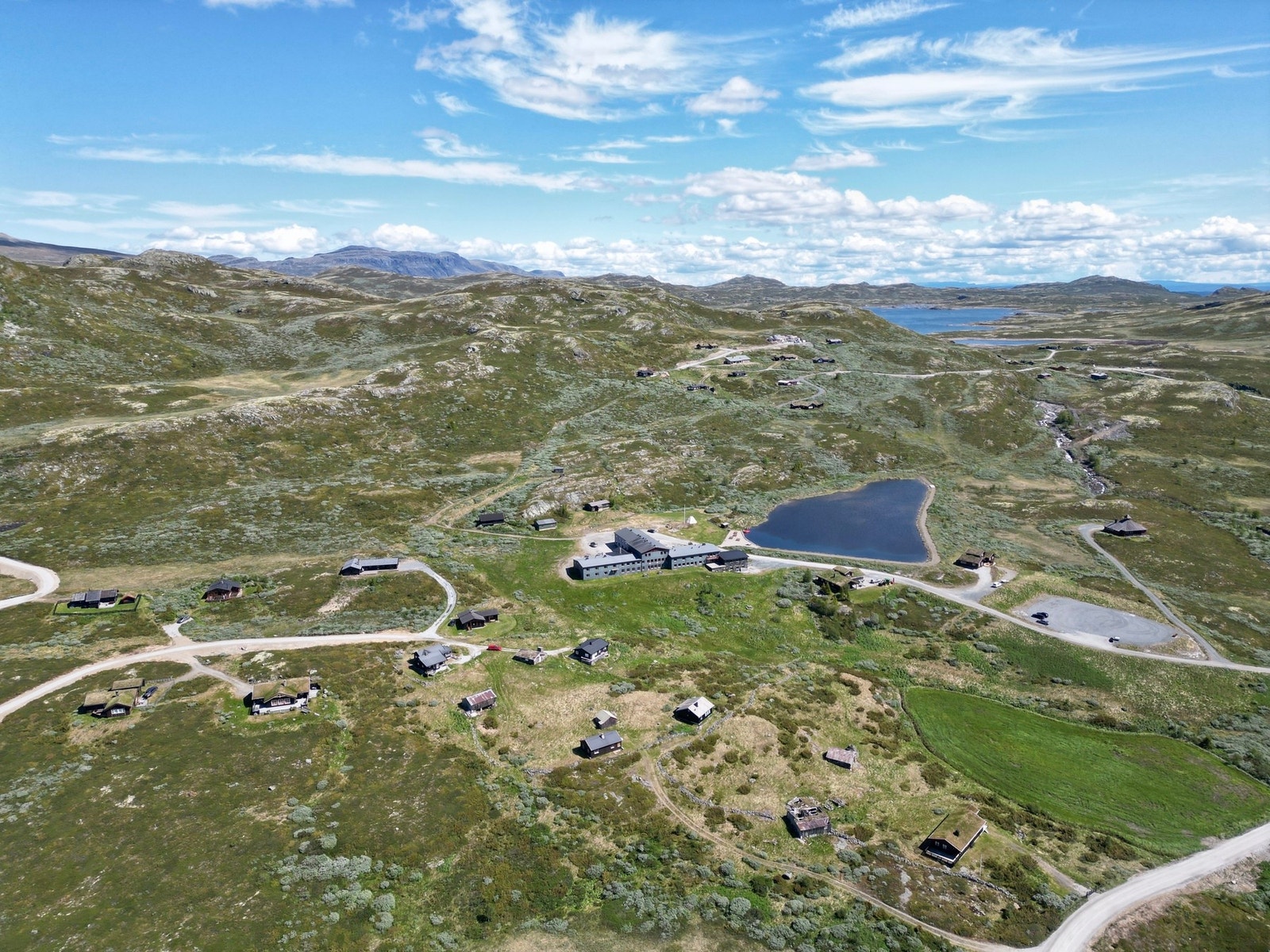 Rødungstøl Høyfjellshotell midt i bildet. Bergsjø i det fjerne. Galleribilde