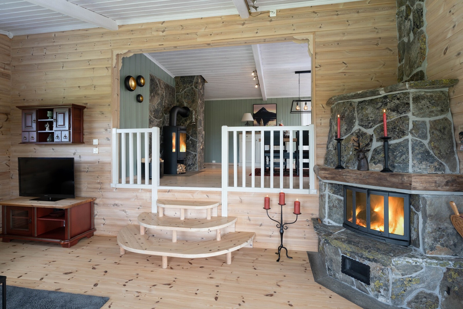 Trappenedgang fra spisestue til stue Galleribilde