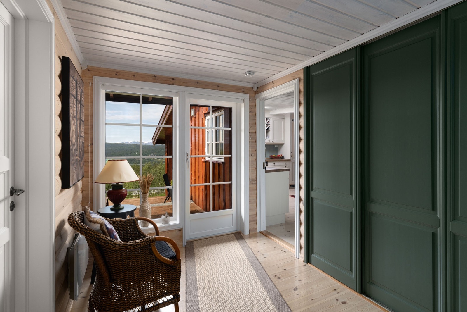 Mellomgang med skyvedørsgarderobe Galleribilde