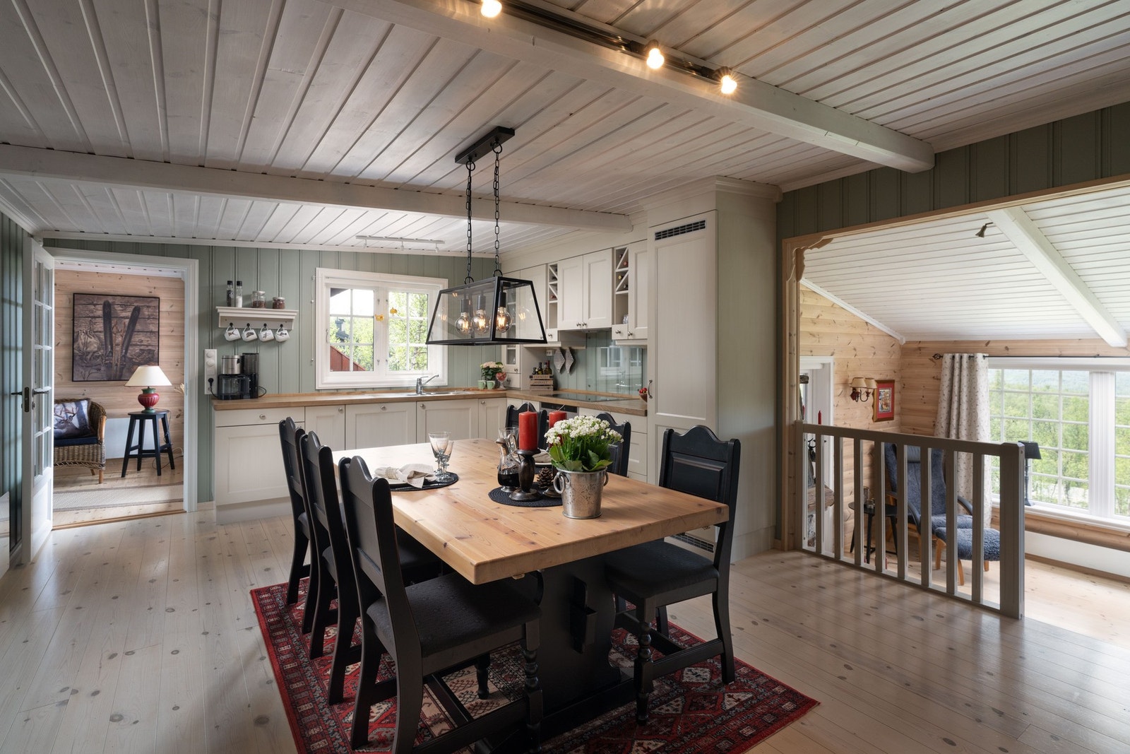 Kjøkken med åpen løsning til spisestue og stue Galleribilde