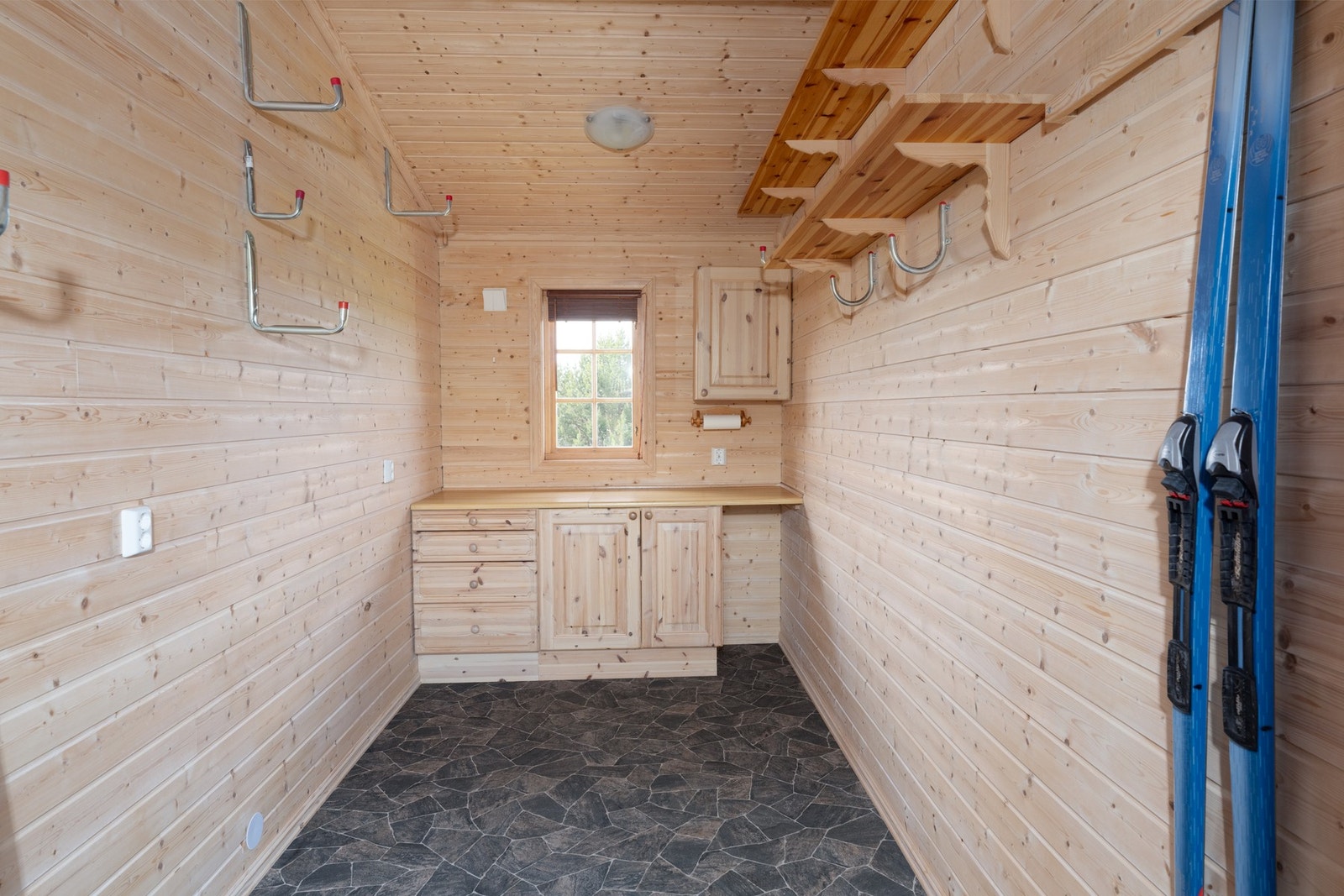 Utvendig bod med adkomst til krypkjeller/teknisk rom. Galleribilde