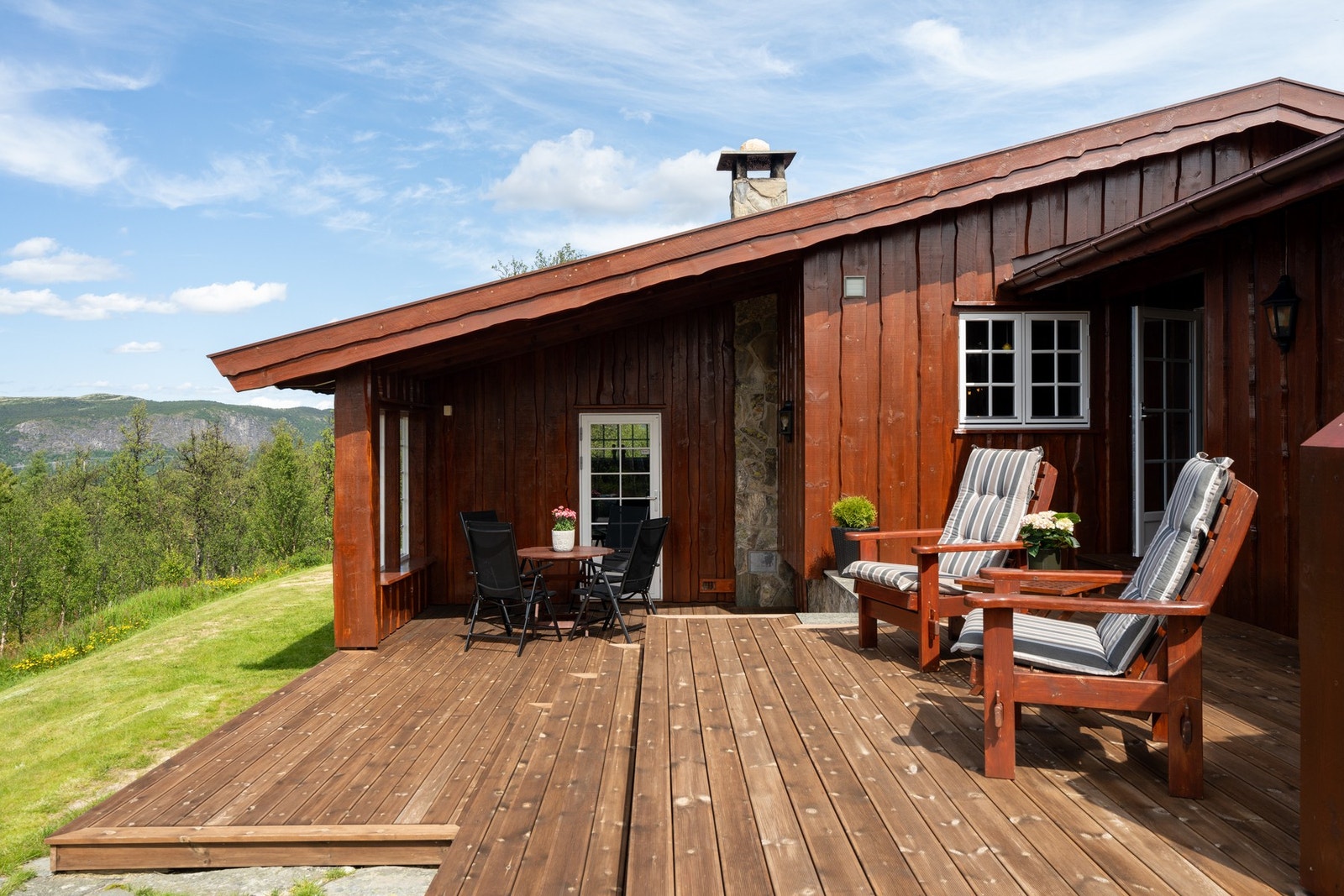 Delvis overbygd terrasse med utgang fra mellomgang og stue Galleribilde