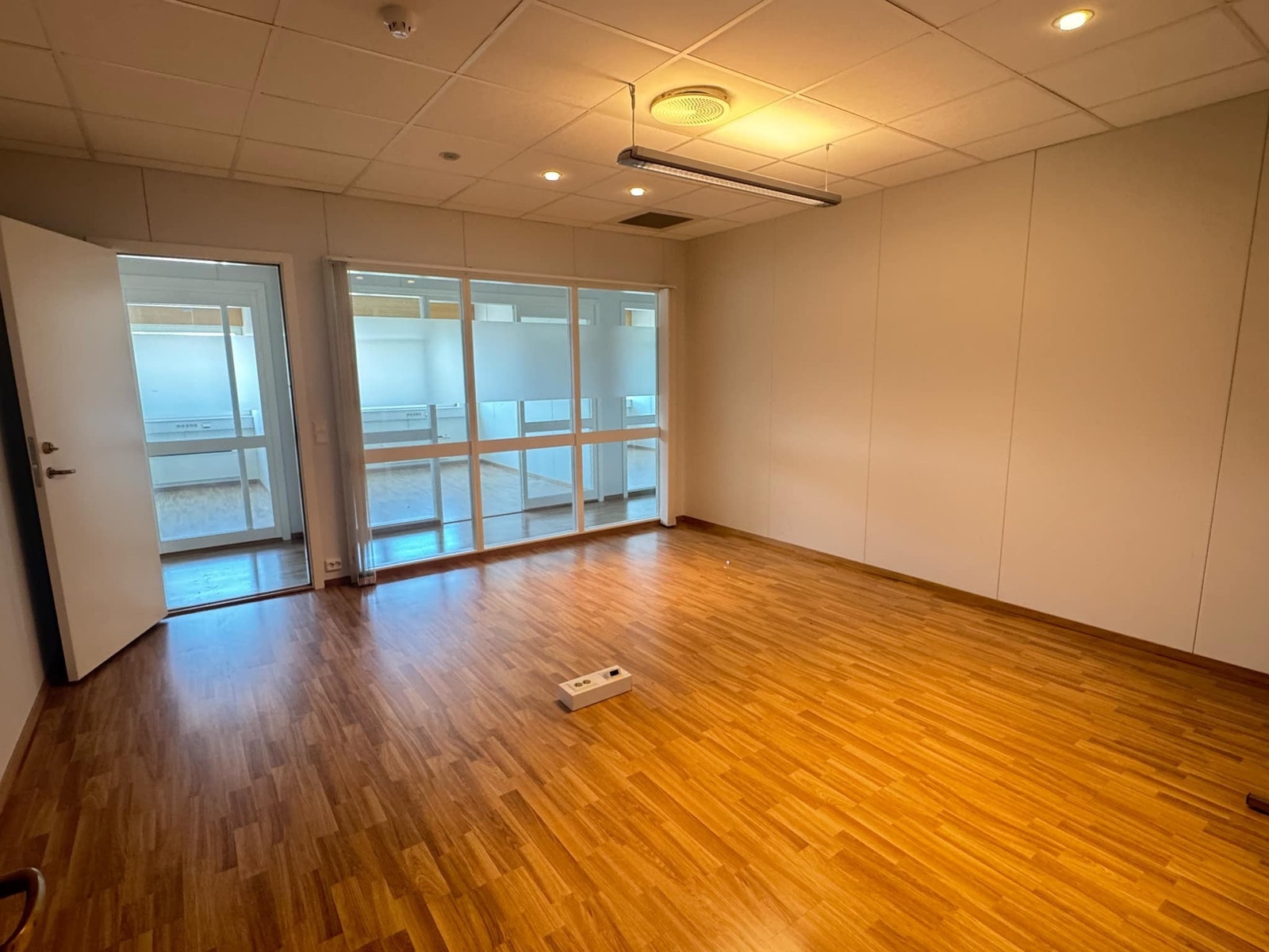 Ett av to litt større rom - kan brukes både som møterom / kontorfellesskap Galleribilde