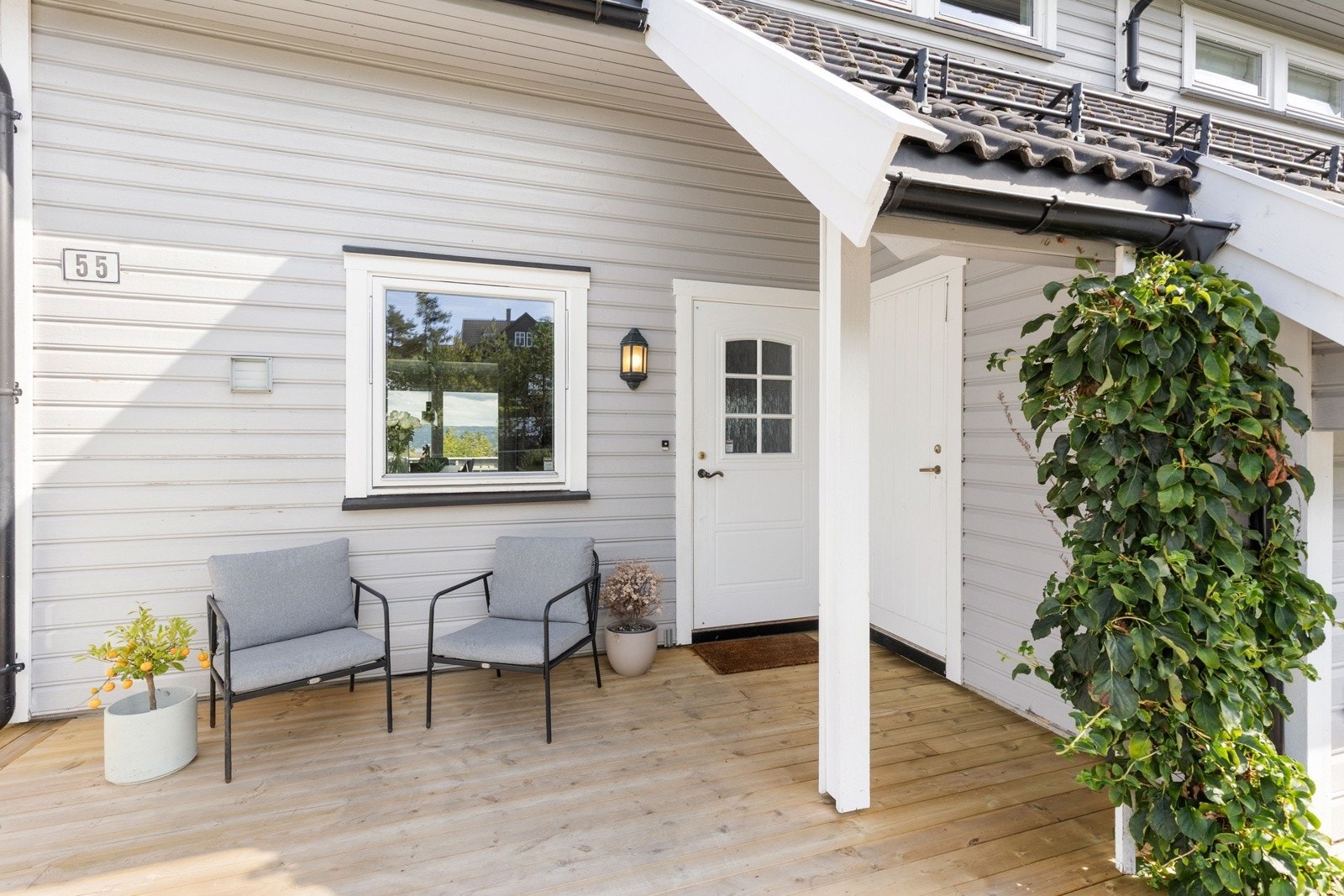 Ny platting ved inngangspartiet ferdigstilt i mai 2025 som gir en ryddig og innbydende velkomst til boligen. Galleribilde