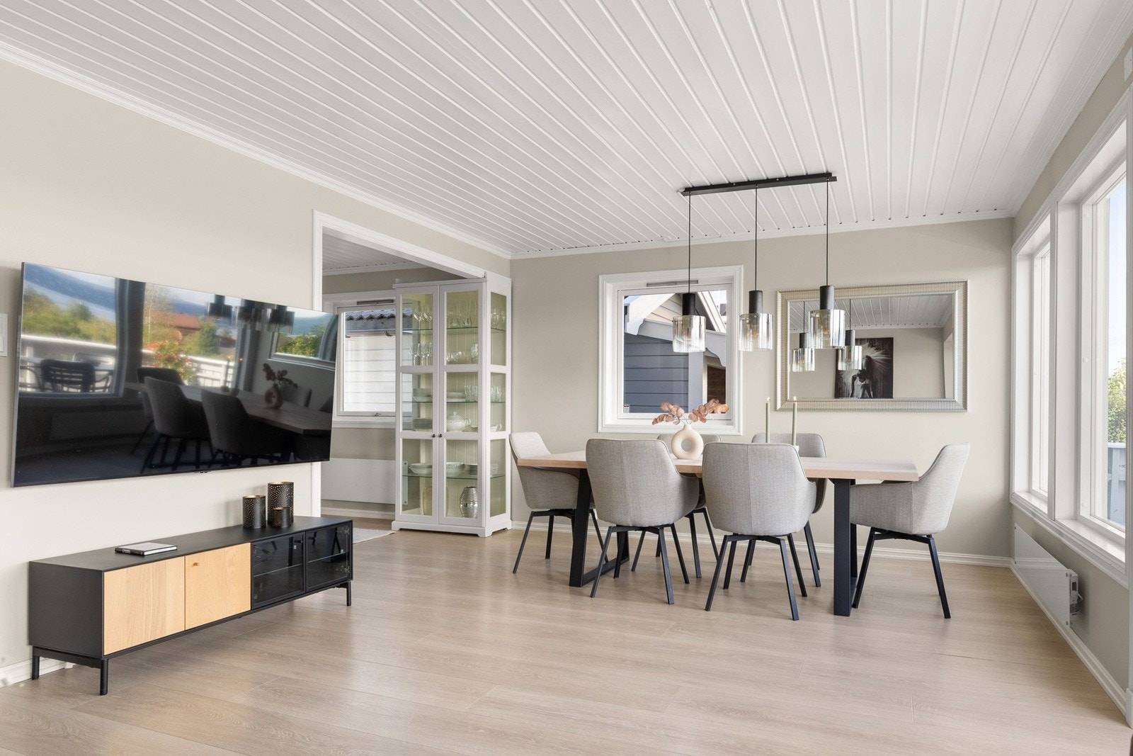 Lys spisestue med plass til stor spisegruppe. Galleribilde