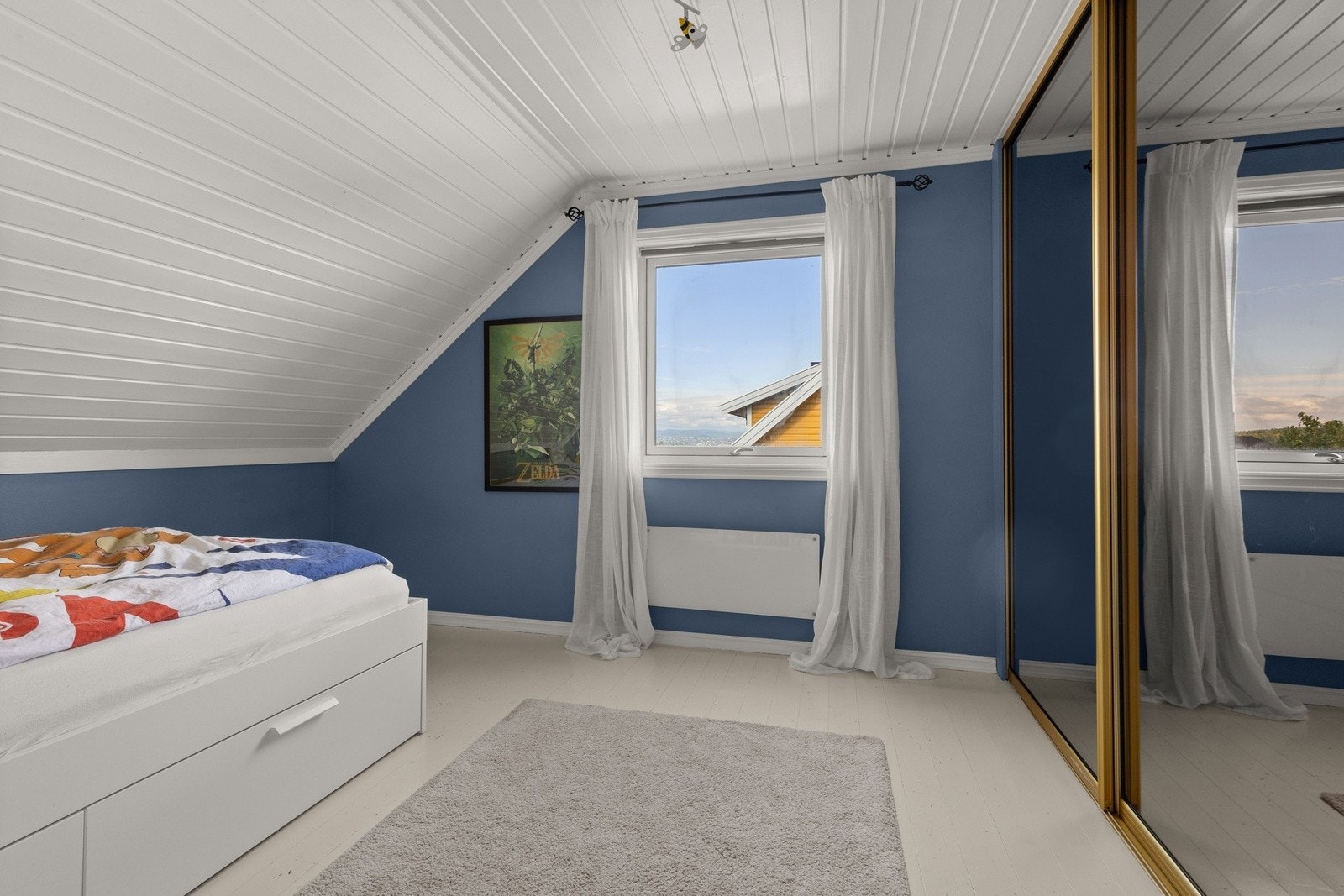 Soverommet er utstyrt med praktisk skyvedørsgarderobe som gir gode oppbevaringsmuligheter. Galleribilde