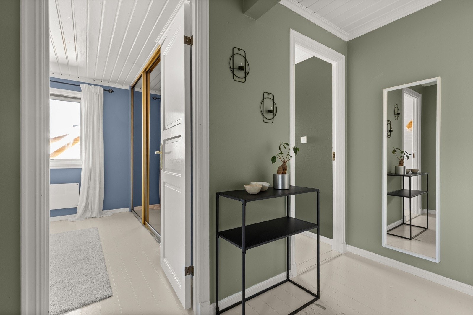 Velkommen til boligens andre etasje. Gangarealet binder soverommene sammen og fungerer som et naturlig skille fra sosiale sonen. Galleribilde