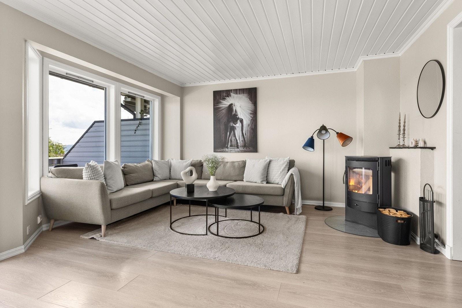 Store vindusflater gir rikelig med naturlig lys og skaper en luftig atmosfære. Galleribilde