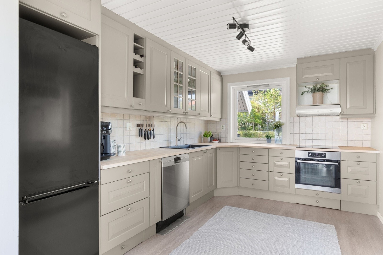 Pent Sigdal-kjøkken som ble oppgradert i april 2024. Frontene er pusset og industrilakkert. Galleribilde