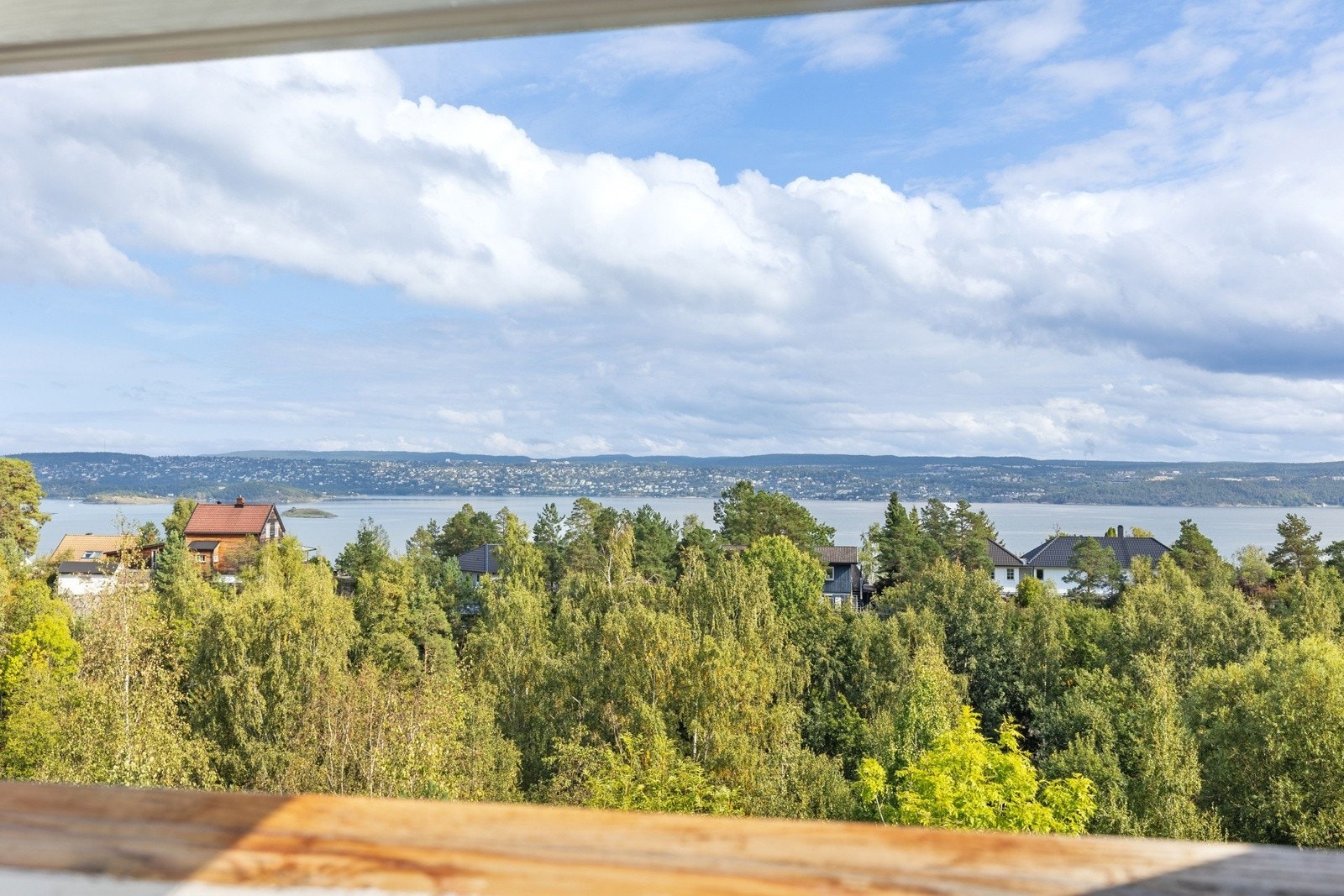 Familievennelig halvpart av tomannbolig over to etasjer med flott utsikt. Galleribilde