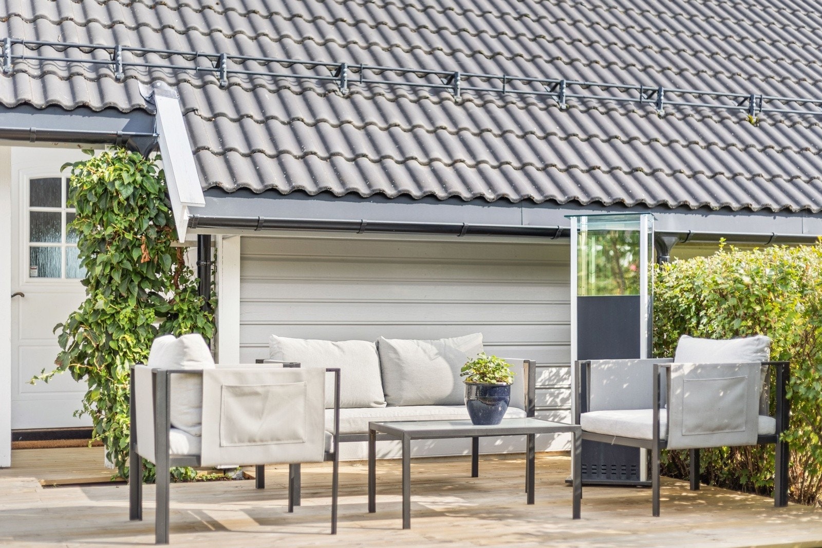 Boligen har svært god intern beliggenhet, Høyt og fritt med kort vei til offentlig transport, barneskoler, butikker og servicetilbud. Galleribilde