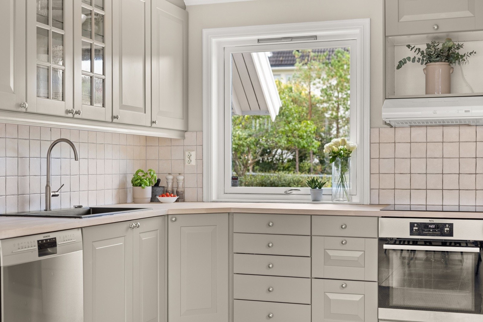 I forbindelse med oppgraderingen ble det også montert ny benkeplate i heltre ask, kjøkkenvask, armatur, kjøkkenventilator og induksjonstopp. Galleribilde