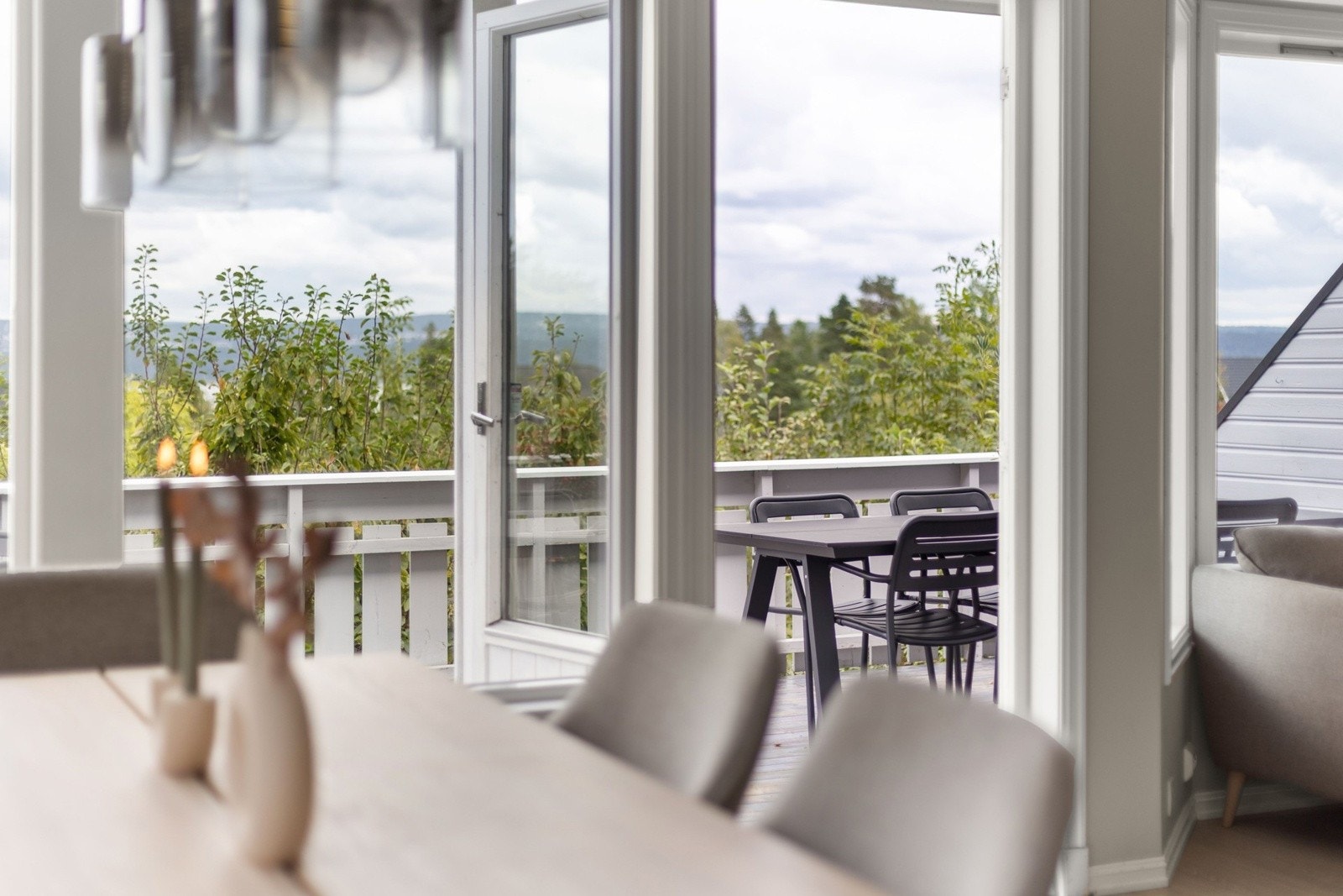 Store vindusflater gir flott utsyn og godt med naturlig lys inn i rommet. Galleribilde