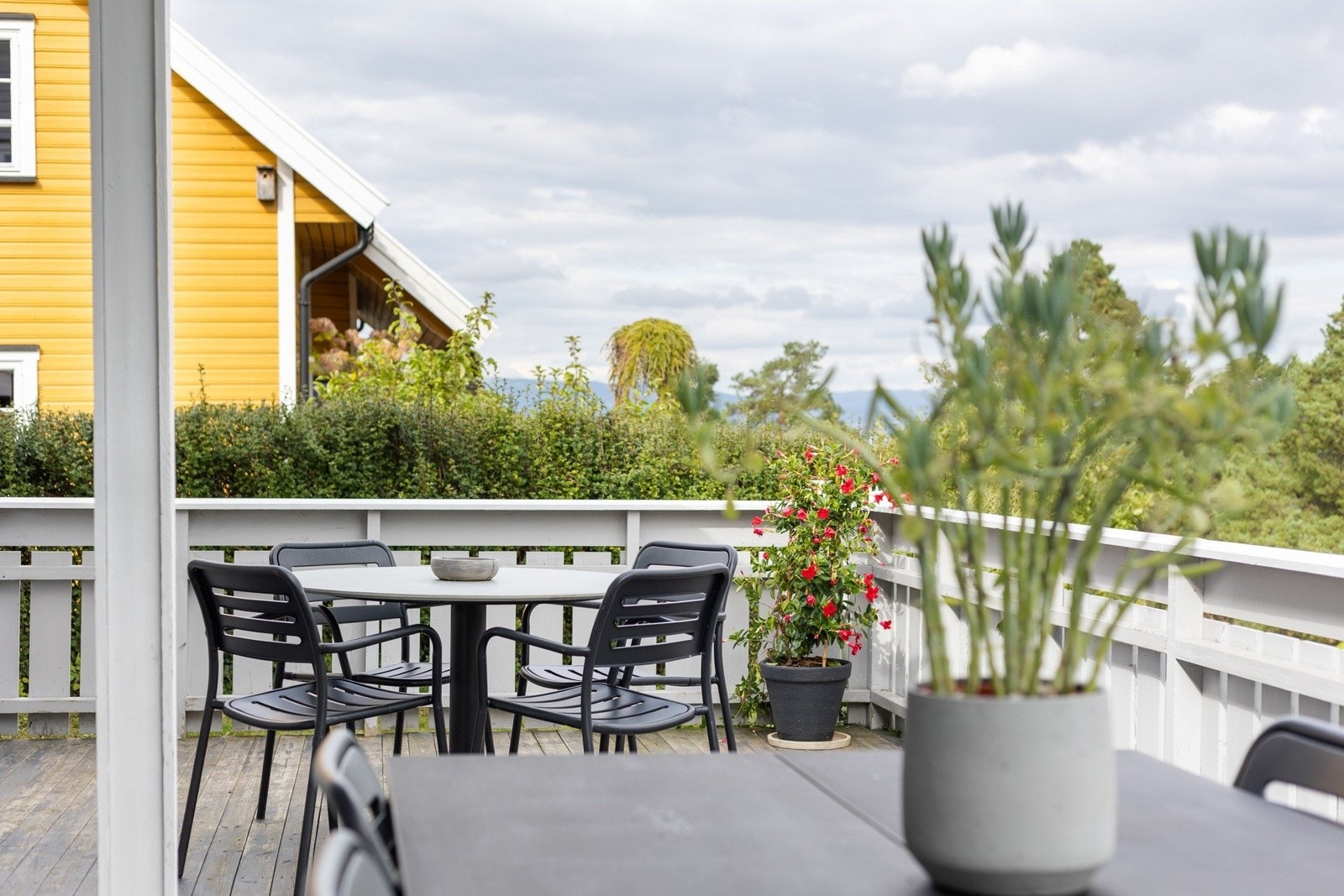 Terassen er av god størrelse med plass til ønsket møblement. Galleribilde