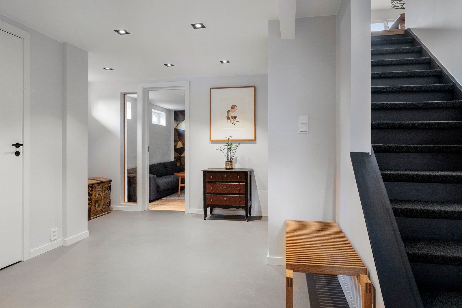 Hallen er stor og moderne og gir et solid førsteinntrykk av boligen når du kommer inn døra. Galleribilde