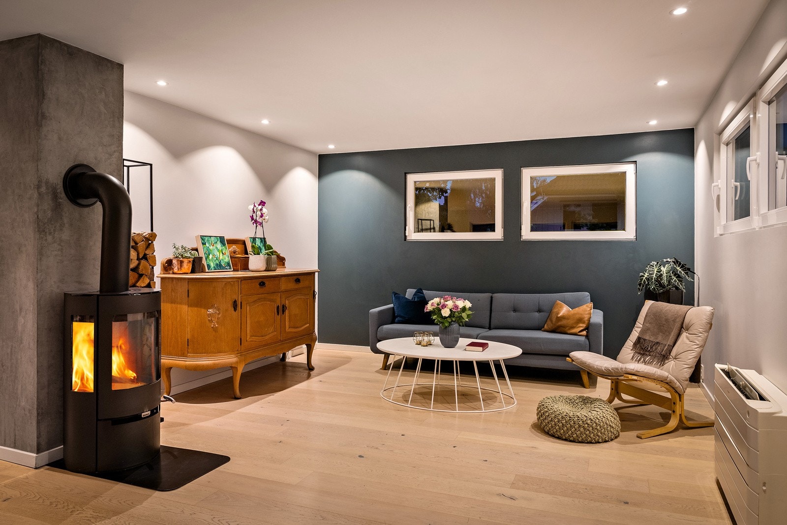 Det er downlightsbelysning i taket. Galleribilde